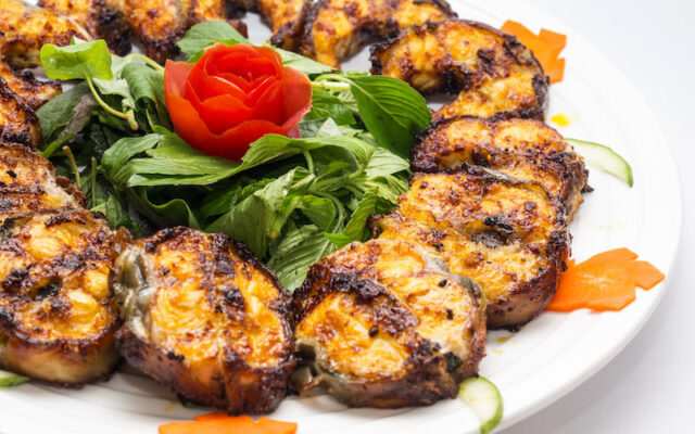 Cá trình nướng đặc sản trong thực đơn tiệc 12 món đầy đủ