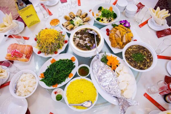 Bàn tiệc lớn với số lượng 10-12 món để chiều lòng nhiều thực khách