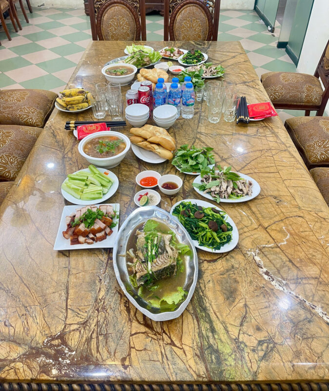 Bàn tiệc lớn với số lượng 10-12 món để chiều lòng nhiều thực khách