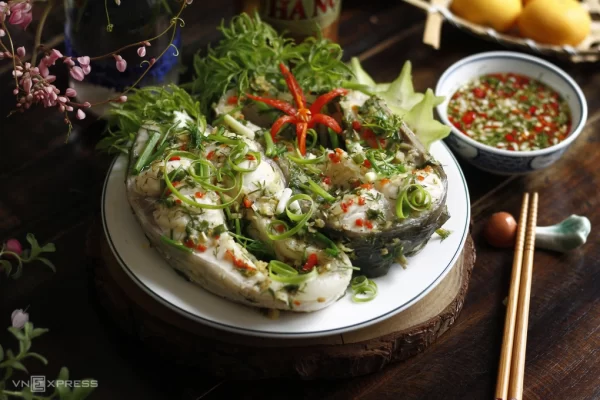 món cá hấp trong thực đơn tiệc gia đình