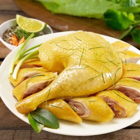 mâm cỗ gia đình với gà luộc lá chanh