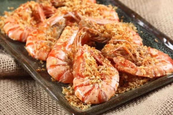 tôm chiên sả ớt món ăn nổi bật trong thực đơn tiệc đãi khách
