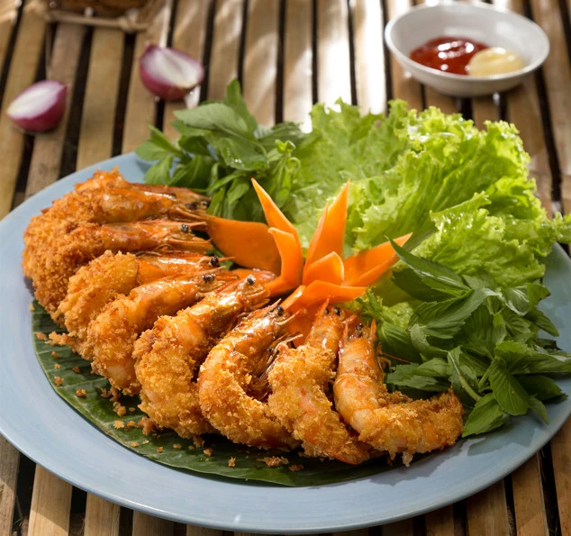 Tôm rán giòn trong menu tiệc tại nhà