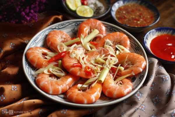 Món tôm hấp quả dừa trong thực đơn tiệc 12 món sang trọng tại nhà