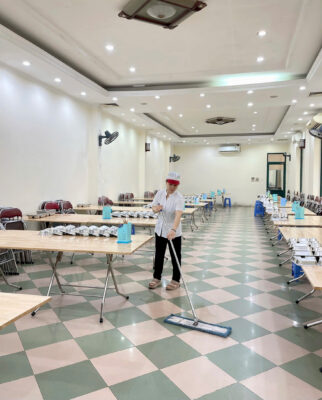 nhân viên dọn dẹp sau bữa ăn 