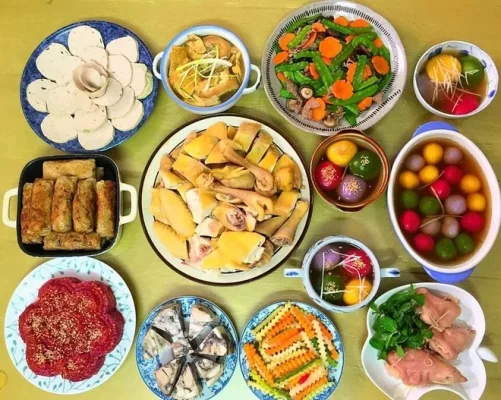 Mâm cỗ gia đình với nguyên liệu tươi ngon