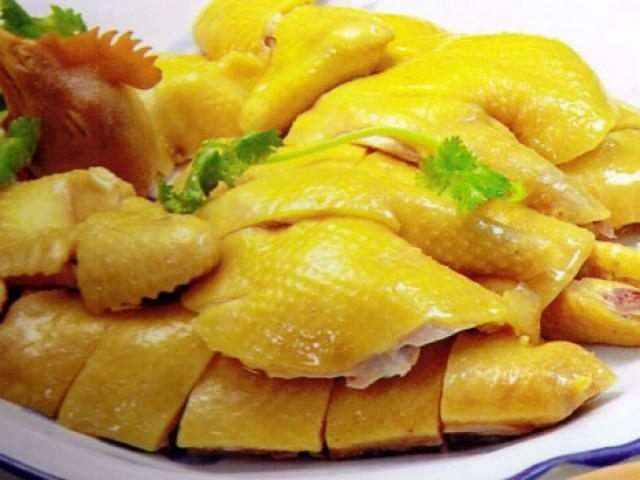 Đĩa gà luộc da vàng óng bày mâm cỗ