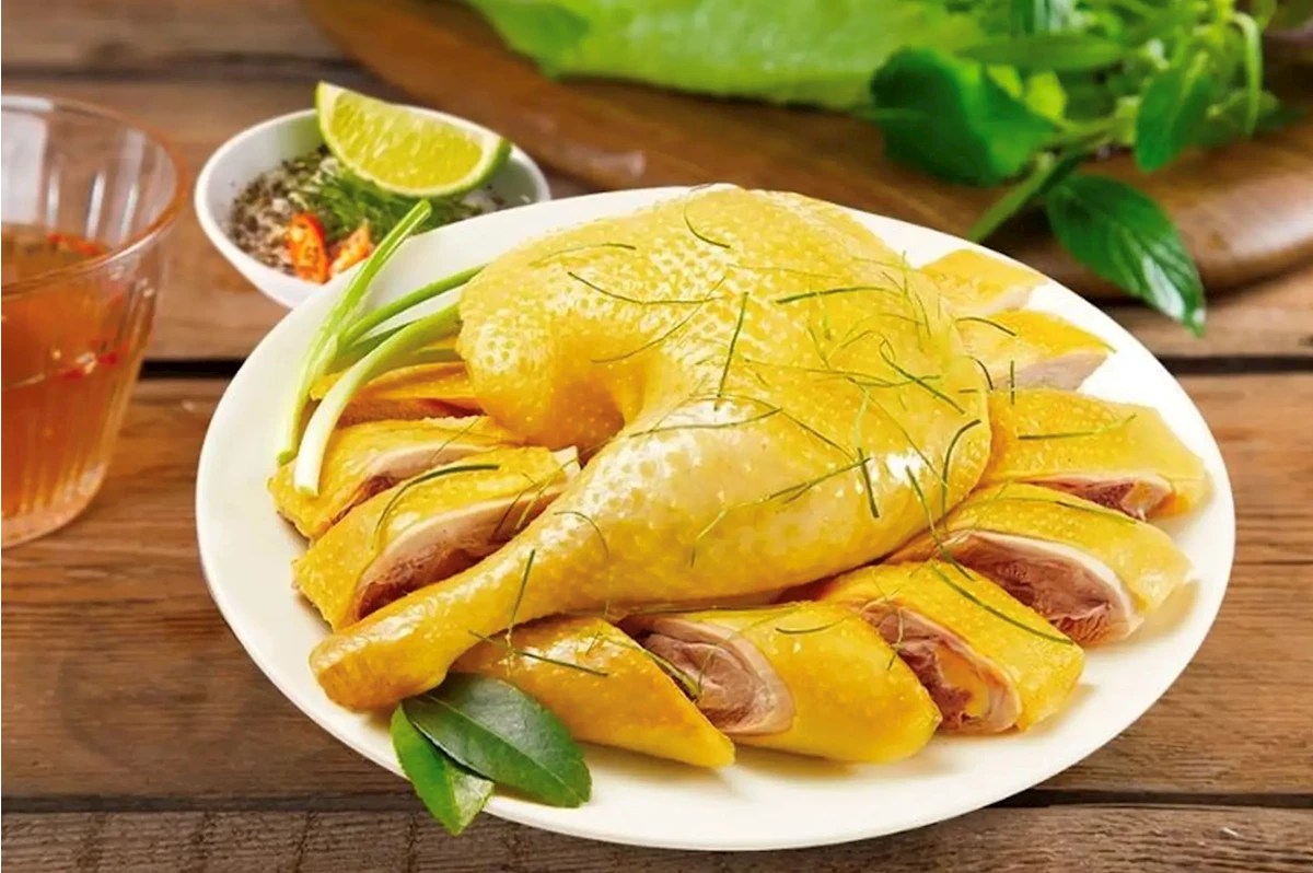 Gà luộc sau khi chặt miếng bày đĩa kèm lá chanh