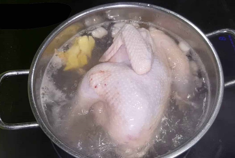Nhúng gà vào nước sôi 3 lần để da săn lại